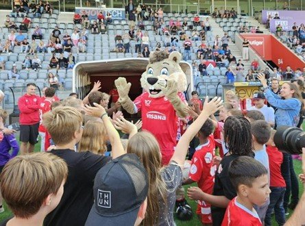 Das neue Maskottchen wurde mit grossem Applaus in der Stockhorn Arena begrüsst… (Bild: © Klein Report)