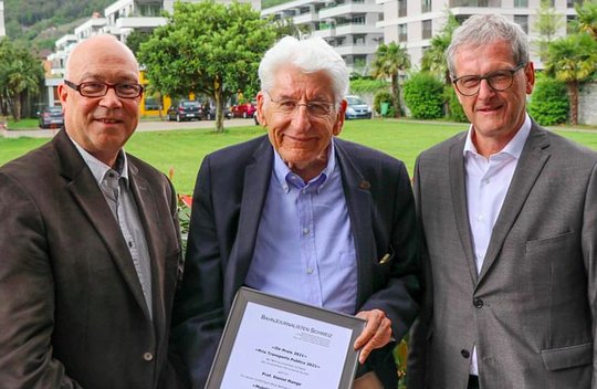 Der Preisträger Daniel Mange (Mitte) zusammen mit Gerhard Lob, Präsident der Bahnjournalisten Schweiz (links), und Jurypräsident Peter Moor-Trevisan. (Bild: zVg)