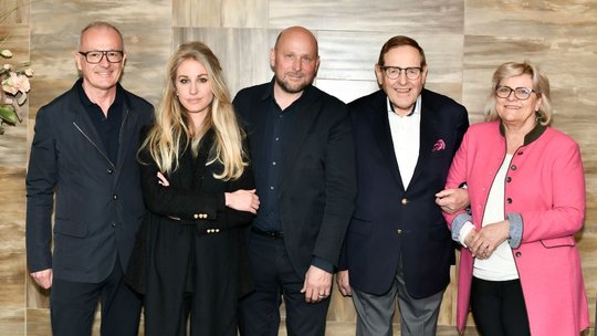 Pascal Schlittler und Alina Schönenberger, die neuen Co-Geschäftsführer der Expovina, Aroma-Mitinhaber Lukas Meier, Bruno Sauter und Gabriela Camenzind…      (Foto: My-Photo / Myriam Brunner)