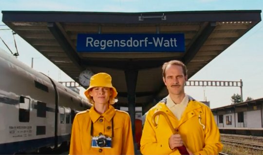 Der neue Kinospot streicht das ländliche Stadtflair des neuen Zwhatt-Areals heraus... (Bild: Screenshot Klein Report)