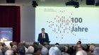 Medienminister Rösti überbrachte Glückwünsche und führte aus, weshalb der Bundesrat die Initiative ablehne und weshalb das Gremium eine Senkung der Radio- und Fernsehgebühr auf 300 Franken vorschlage...  (Bild: SRG BFW/zVg)