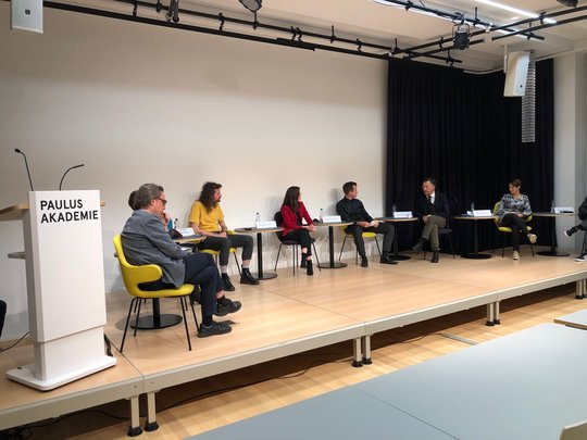 Eine hochkarätige Runde diskutierte in der Paulus Akademie mit Susanne Wille (Mitte) die Sparmassnahmen bei SRF...