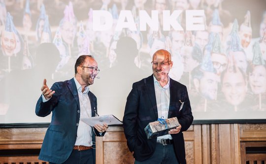 Der neue Präsident Matthias Kiess (l.), CEO der TBWA Switzerland, verabschiedet Andreas Widmer, der die IAA Swiss Chapter 11 Jahre lang geführt hat...         (Bild IAA Swiss Chapter, zVg)