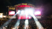 Auf dem Festivalgelände wird ein «Lidl Rock Market» zusammengeschraubt. (Bild Screenshot greenfieldfestival.ch)