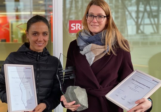 Journalistinnen Anielle Peterhans (l.) und Nina Blaser erhalten den Preis für die Aufdeckung des Preispokers für das Krebsmedikament «Perjeta» des Pharmakonzerns Roche...