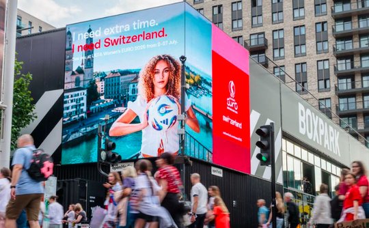 Mit Grossplakaten machte die Marketingorganisation unter anderem in London auf das Ferienland Schweiz aufmerksam... (Bild: zVg)