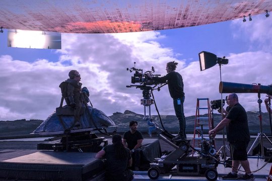 Kulisse von «The Mandalorian»: Auf dem Ungetüm im Vordergrund kann man noch sitzen, Wüste und Himmel dahinter sind ein LED-Screen...       (Foto: Lucasfilm)