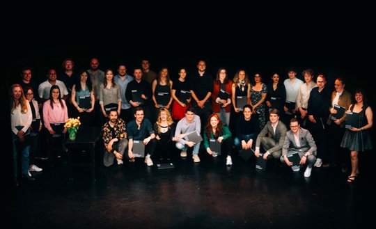 «Willkommen in der spannendsten Branche der Welt», Tamedia-Journalistin Nadia Kohler bei der Diplomfeier im Kleintheater Luzern... (Bild: zVg)