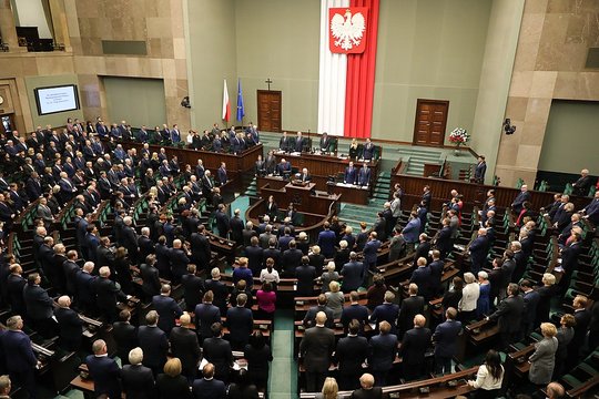 Kurz vor Weihnachten hat das Parlament in Polen das umstrittene Mediengesetz noch durchgewunken...           (Bild: sozialismus.info)