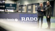 Tennis-Präsident René Stammbach und Adrian Bosshard, CEO der Rado Uhren AG, freuen sich über die Vertragsverlängerung…    (Bild: zVg)