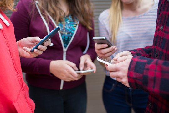 Mädchen steigen früher auf neuen Netzwerken ein als Jungen und werden damit zu Trendsetterinnen. Aktuell nutzen sie TikTok und Pinterest deutlich stärker…          (Bild: ZHAW)