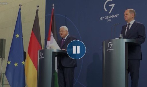 Bundespressekonferenz vom 16. August. Ungerührt lässt Scholz einen Holocaust-Leugner im Kanzleramt vor versammelter Presse sprechen...           (Screenshot ARD) 