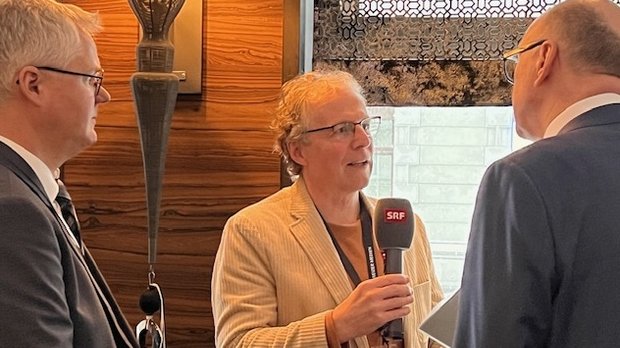 Verteidigungsminister Martin Pfister (r.) sprach unter anderem über die Informations- und Cybersicherheit und die aktuellen Risiken für die Schweiz... (Bild: Dreikönigstagung 2026/Klein Report)