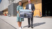 Olma-CEO Christine Bolt und Christian Schmid, Präsident der Geschäftsleitung der St. Galler Kantonalbank, präsentieren eine Visualisierung der kommenden Halle…         (Bild: zVg)