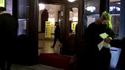 Nach über vier Monaten wieder einmal ins Theater. Vor der Bühne des Berliner Ensembles musste das Publikum aber einen Test vorweisen...