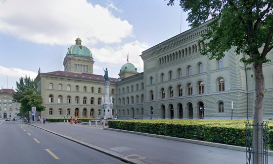 Wie die Behörden an der Berner Bundesgasse den Quellcode ihrer Software genau offenlegen, soll ein Wust an «Leitfäden», «Anleitungen» und «Checklisten» klären... (Bild: Screenshot Google Maps)