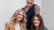 Moderiert wird «Interior Design Duell» von Miriam Rickli (l.). Die Jury besteht aus Mauro Testerini und Rebecca Morgenthaler…             (Bild: SAT.1 Schweiz / Jon Trachsel)