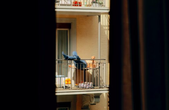 «Stay at Home»: Sonnenbaden auf einem Balkon im Zürcher Kreis 4, eingereicht von Greenpeace Schweiz. (Bild zVg)