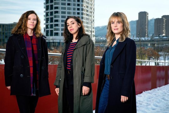 Nicht «Gambit», aber «Damen Tatort»: Die Regisseurin Christine Repond (l.) mit den beiden Hauptdarstellerinnen Carol Schuler und Anna Pieri Zuercher...      (Bild: SRF)