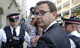 Andy Coulson trifft vor Gericht ein