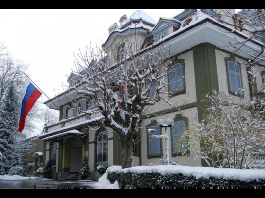 Die russische Botschaft in Bern. Aktuell herrscht eine winterliche  Stimmung vor, symbolisch zu interpretieren als kalter Krieg...     (Bild: Screenshot Webseite Botschaft)