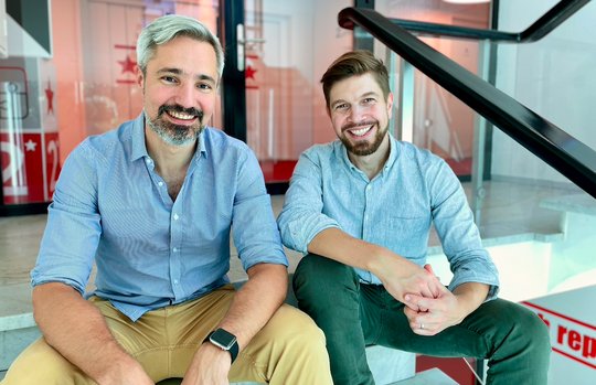 «Von künstlicher Intelligenz analysiert, von Menschen interpretiert»: Data-Chef Dorian Kind (l.) und Mitgründer Tobias Zehnder (Bild zVg) 