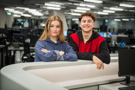 Die Hosts von SRF News auf TikTok: Franny und Leon…              (Bild: SRF)