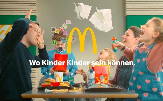 Die Kampagne präsentiert das Fastfood-Restaurant als einen familienfreundlichen Ort, «wo Kinder Kinder sein können»... (Bild: zVg)