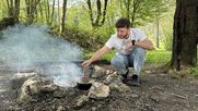 Hier probiert der Food-Artist im Jura ein neues Grillgericht auf dem offenen Feuer aus... (Bild: Jon Trachsel, SAT.1 Schweiz)