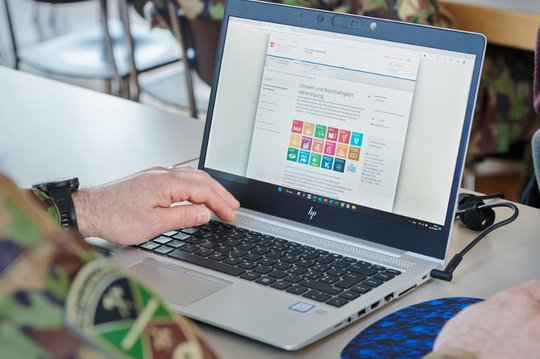 Kompanie, anschalten! Microsoft 365 soll zur Betriebssoftware des Militärs werden...(Bild: Bund)