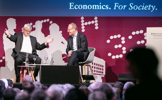 Mit dem Geld könne das UBS Center sein Ziel weiterverfolgen, zu den «weltweit führenden Wirtschaftsinstituten» zu gehören. Hier im Bild: Joschka Fischer (l.) und Instituts-Direktor Ernst Fehr.