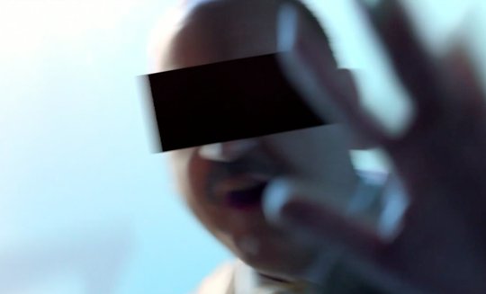 Für einmal keine Anonymisierung: Vor einem notorischen Betrüger soll gewarnt werden, rechtfertigt der «Kassensturz» die Namensnennung. (Bild: SRF)