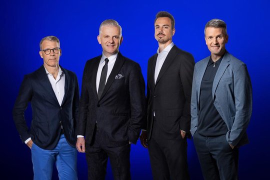 Peter Knäbel, Rainer Maria Salzgeber, Diego Benaglio und Paddy Kälin (v.l.n.r.) analysieren ab dieser Saison wieder das Geschehen in den internationalen Klubfussball-Wettbewerben… (Bild: © SRF/Gian Vaitl)