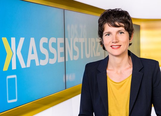 Kathrin Winzenried moderiert die Sendung...          (Bild: SRF)