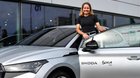 Die Velorennfahrerin wird mit einem vollelektrischen Škoda Enyaq SportLine 85x unterwegs sein... (Bild zVg)