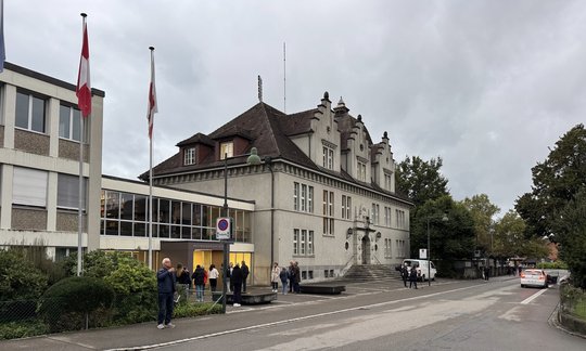 Verhandlung wegen «vorsätzlicher Tötung» am Bezirksgericht Uster...    (Bild: © Klein Report)