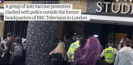 Ein Video zeigt den Sturm auf das von der BBC schon lange nicht mehr benutzte Gebäude...             (Video: The Guardian)