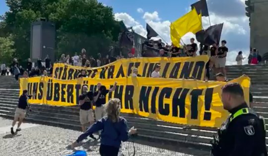 «Stärkste Kraft im Land, uns übertönt ihr nicht!»: Transparent an der unbewilligten Demo von Rechtsaussen... (Bild: Screenshot Youtube)
