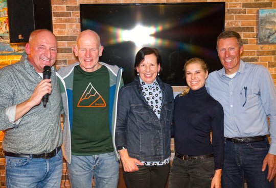 Gipfeltreffen am Obersee: Gastgeber Cony Sutter mit Peter Müller, Vreni Schneider, Denise Biellmann und Pirmin Zurbriggen... (v.l.)