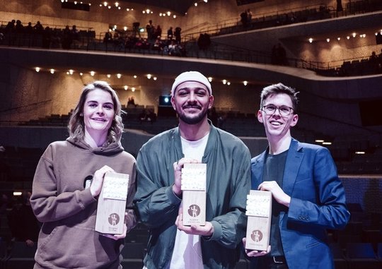 Hazel Brugger, Hauptgewinner Abdul Kader Chahin und Noah Klaus (r.), der den Publikumspreis in der Hamburger Elbphilharmonie abräumte... (Bild: 10 Punkte GmbH zVg/Fotograf Michelle Jekel)