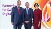 Bundesrat Guy Parmelin, Brad Smith, Vice Chair und President von Microsoft (Mitte), und Catrin Hinkel, CEO von Microsoft Schweiz... (Bild: Microsoft Schweiz/zVg)