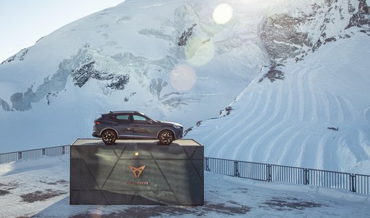 Mit dem Helikopter wurde ein Auto der Marke Cupra aufwändig auf den Berg in Saas Fee manövriert...