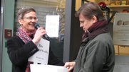 Veit Dengler (r.) nimmt die Petition entgegen