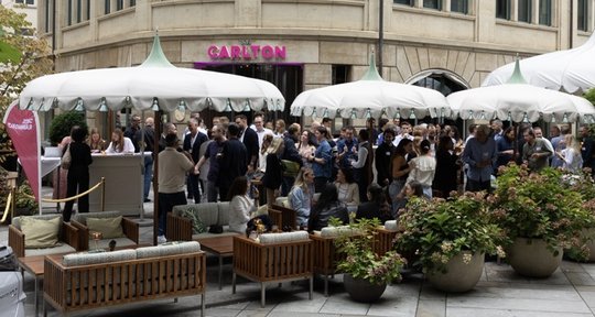 Ein Hoch aufs reichweitenstarke Radio bei Häppchen und Drinks am Networking-Anlass…     (Bild: Goldbach/zVg)