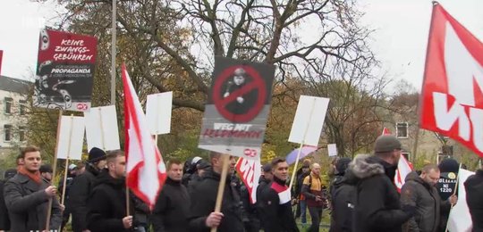 Aufmarsch der rechtsextremen NPD am Samstag in Hannover. NPD hetzt gegen drei namentlich genannte Journalisten, die über Rechtsextremismus in Deutschland berichten...