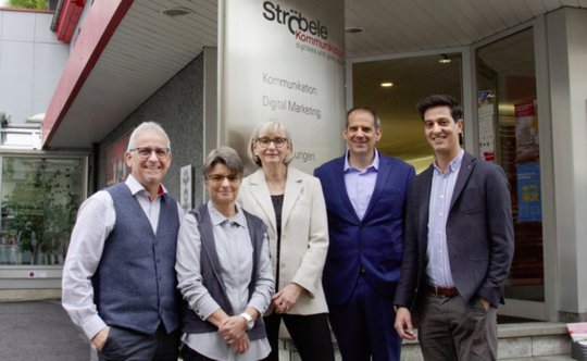 Freuen sich, dass die Agentur-Geschichte weiter: Stefan Ströbele, Andrea Ströbele, Franziska Cavelti, Markus Wilda und Claudio Cavelti... (v.l.; Bild: zVg)