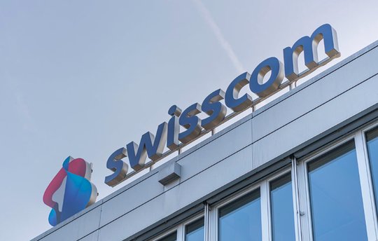 In den ersten neun Monaten sank der Reingewinn um 23 Prozent auf 988 Millionen Franken... (Bild: © Swisscom / zVg)