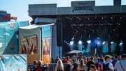 Die orange Boombox schafft eine visuelle Klammer um die unterschiedlichen Festivals, wo die Migros als Sponsor präsent ist... (Bild: zVg)