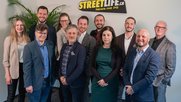 Das Streetlife-Team: Chefredaktorin Silvana Guanziroli ist die Dritte hinten von links, Geschäftsführer Raffaele Sutter der Zweite von rechts...              (Bild: zVg)