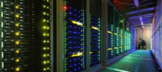 Immer mehr Strom für Supercomputer, das muss nicht sein, wenn es nach dem Physiker Volker Lindenstruth aus Frankfurt geht...